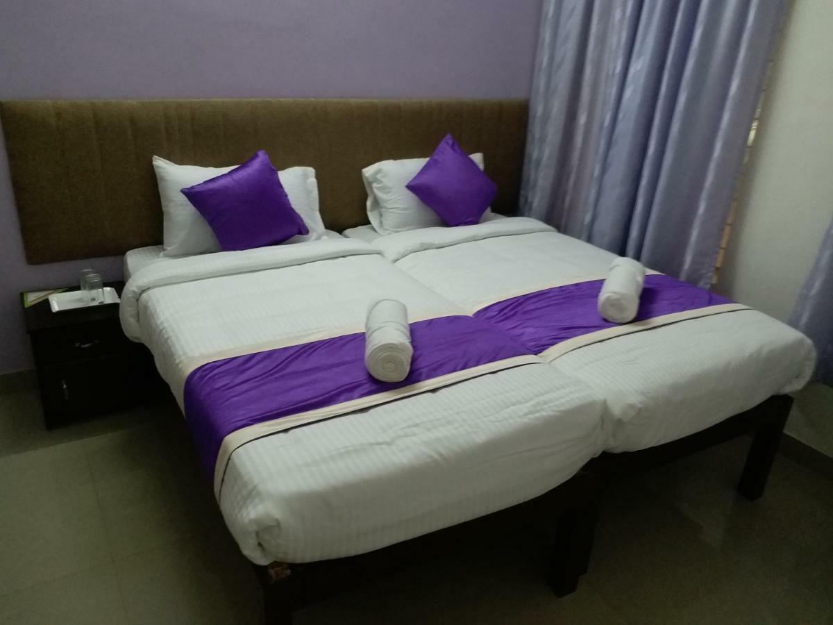 V Bee Plaza Hotel Thiruvananthapuram Exterior photo