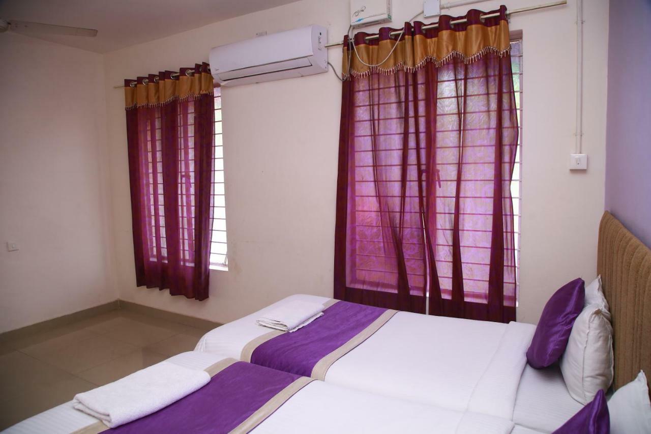V Bee Plaza Hotel Thiruvananthapuram Exterior photo
