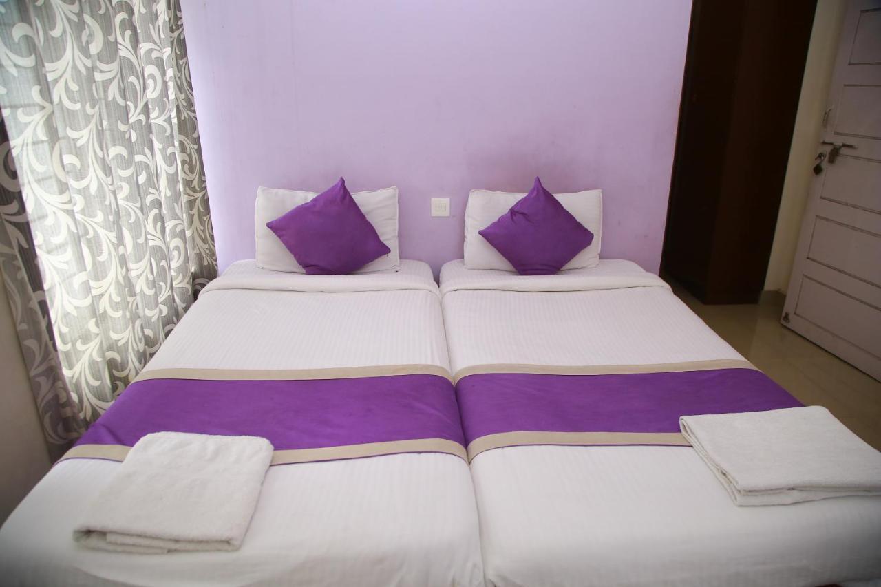 V Bee Plaza Hotel Thiruvananthapuram Exterior photo